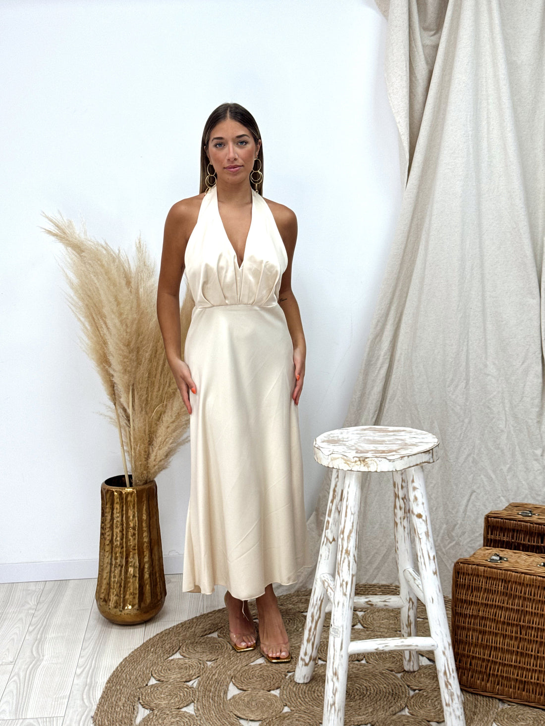 VESTIDO RASO ESCOTE PICO BEIGE