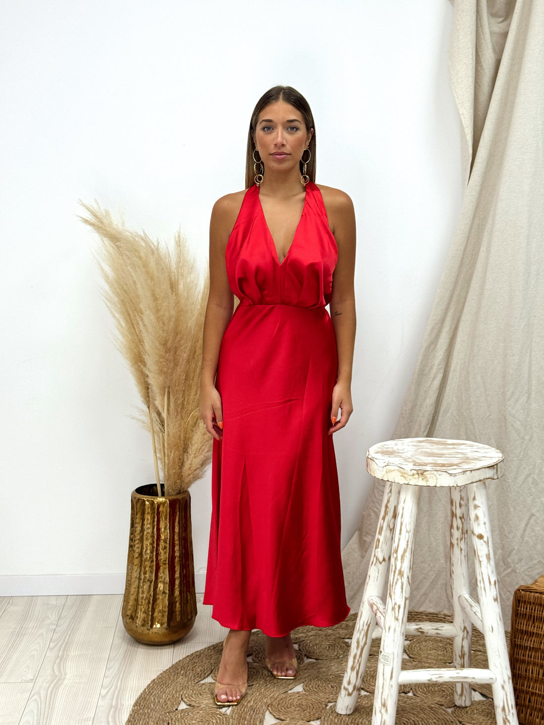 VESTIDO RASO ESCOTE PICO ROJO