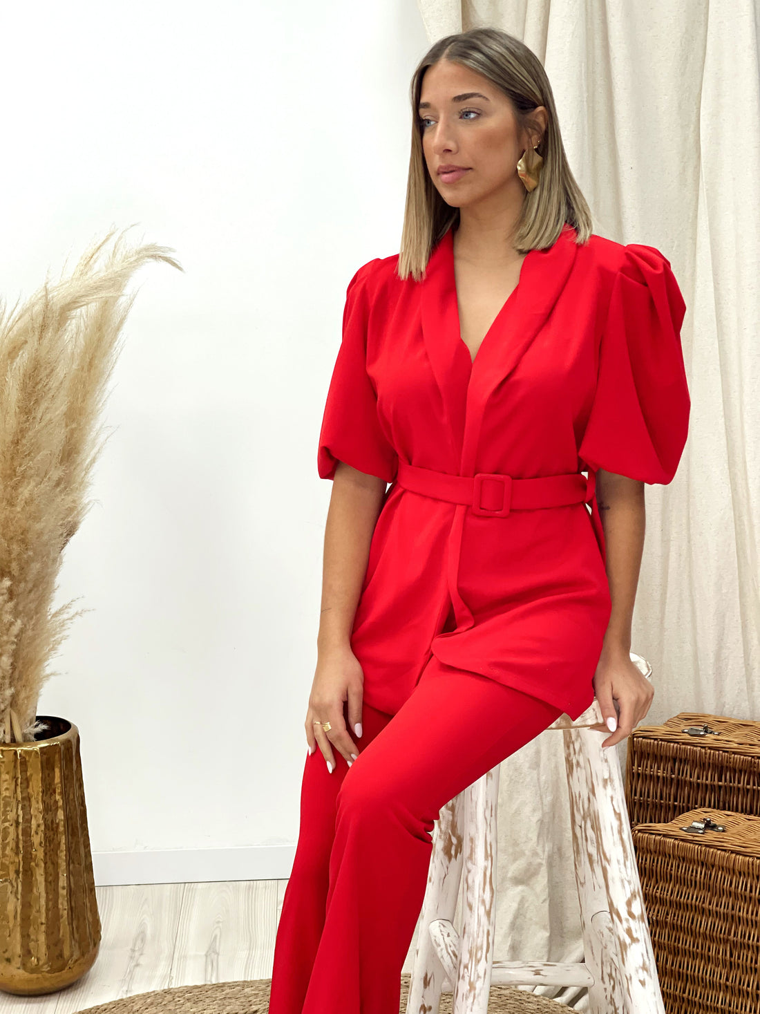 TRAJE ROJO MANGA ABULLONADA